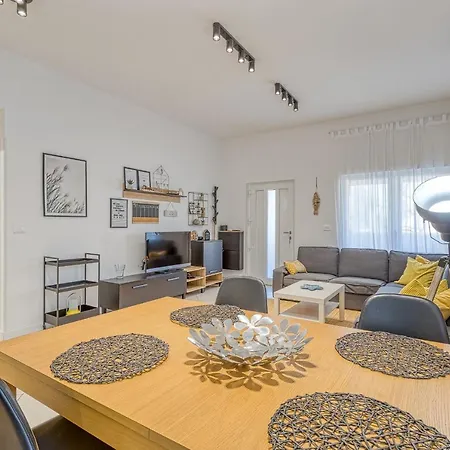 Runa With Terrace Apartament