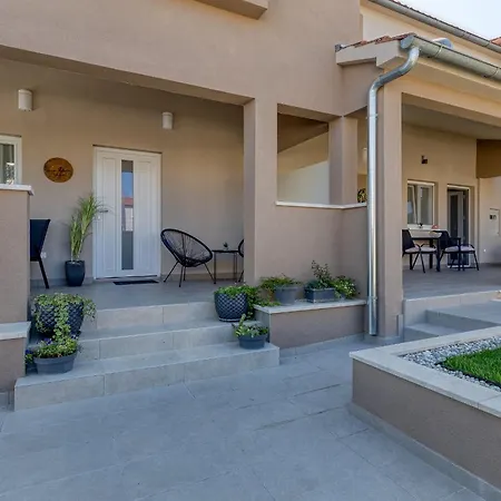 Runa With Terrace Apartman