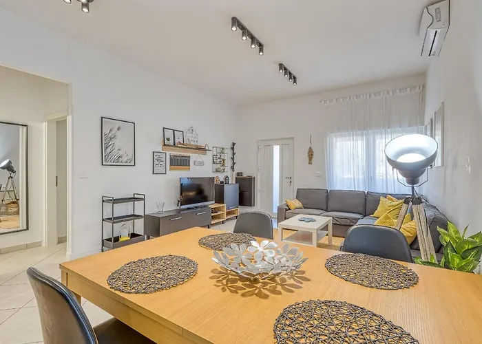 Runa With Terrace Apartman